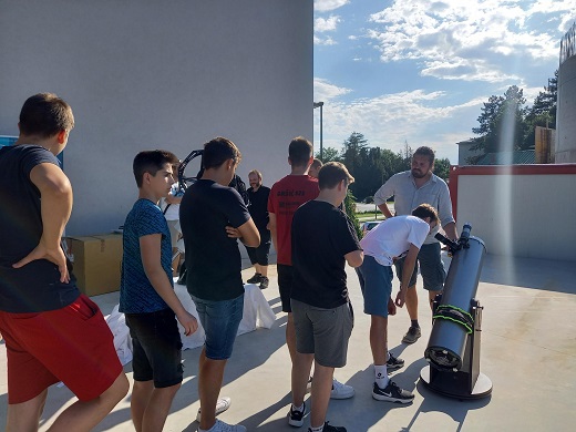 uenici na predstavljanju novog teleskopa